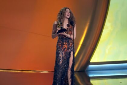 Shakira-Brilla-en-Los-Grammy-Y-Dedica-Su-Premio-a-Los-Migrantes