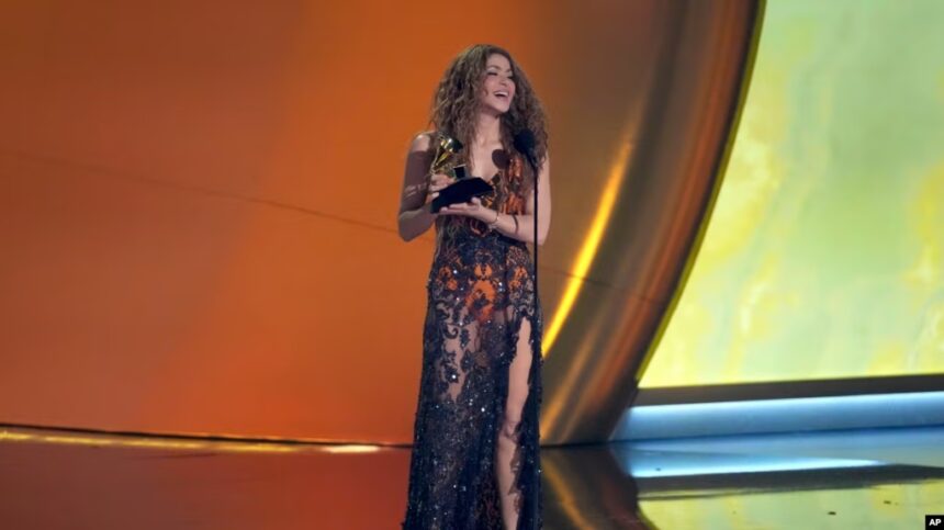 Shakira-Brilla-en-Los-Grammy-Y-Dedica-Su-Premio-a-Los-Migrantes