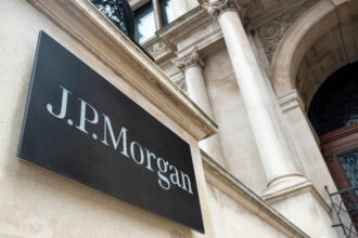 CEO-de-JPMorgan-Advierte-Sobre-Riesgo-de-Recesion-en-EE.UU_-scaled