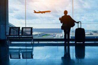 La-Teoria-Del-Aeropuerto-la-Arriesgada-Tendencia-Que-Divide-a-Los-Viajeros
