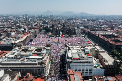 Lupita-DAlessio-Conmueve-en-El-Zocalo-Cdmx-Por-El-Dia-de-Las-Madres