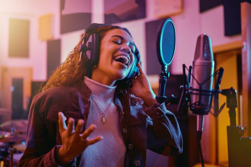 Emilia-Mernes-Denuncia-Misoginia-en-la-Musica